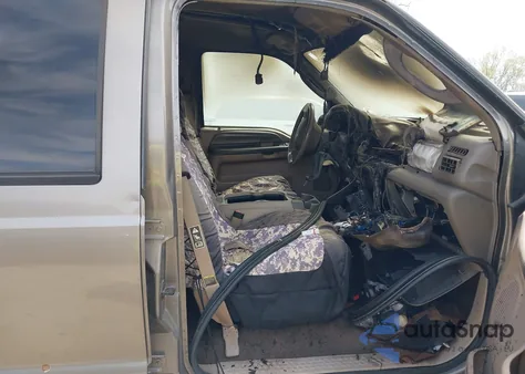 2003 Ford Excursion Limited z USA, uszkodzony, nr VIN 1FMNU43S43ED25493